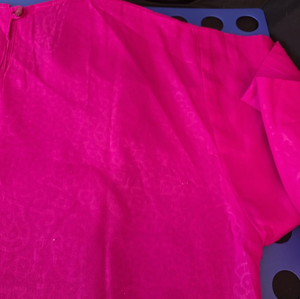 Stunning fuchsia kaftan (caftan) featuring intricate gold embroidery - Picture 11 of 11